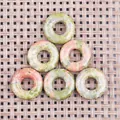 Handgefertigte 20mm Rubin-Zoisit Donut-Anhänger mit polierter Naturstein-Textur - 20mm / Unakit