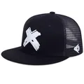 Detail der schwarzen Trucker-Mütze mit weißem X-Stick und atmungsaktivem Mesh-Gewebe - Trucker-Cap / Schwarz Weiß