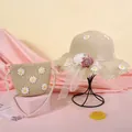 Dettaglio del set cappello di paglia beige e borsa con margherite bianche e nastro floreale - Cachi