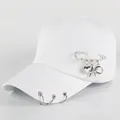 Berretto da baseball minimalista bianco in cotone con anelli e ciondoli a cuore - L / Spilla da balia / Bianco