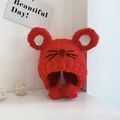 Gros plan du bonnet en peluche rouge pour bébé avec oreilles de souris et texture chenille - 48-50cm / Rouge