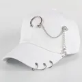 Berretto da baseball bianco con anelli metallici, catene e ciondolo numero 5 - Taglia unica / Catena Lunga / Bianco