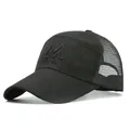 Schwarze Mesh-Trucker-Cap mit 3D-besticktem M-Logo und gebogenem Schirm für den Sonnenschutz - Verstellbar / Schwarz