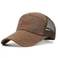 Herren Sommer Baseballkappe in Dunkelbraun mit Mesh-Einsatz und M-Buchstaben-Stickerei - Verstellbar / Kaffeebraun
