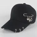 Berretto da baseball in cotone nero con spilla d'argento e ciondoli a cuore - L / Spilla da balia / Nero