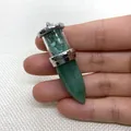 Aventurin Anhänger in Projektilform mit Steinsplittern und Silberöse in der Hand - 17x52mm / Grüner Aventurin