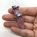 Poliertes Rosenquarz-Projektil-Anhänger mit Kristallsplitt und silberner Metallöse - 17x52mm / Rosenquarz
