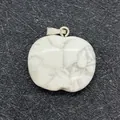 Pendentif en forme de pomme en howlite naturelle avec bélière en métal argenté - 19x20mm / Howlite