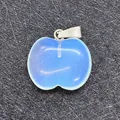 Pendentif en pierre opale plate en forme de pomme avec bélière argentée sur fond noir - 19x20mm / Opale