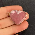 Handgemaakte hartvormige hanger van roze natuursteen met vergulding en dubbele ringen - Roze (Kleur 1)