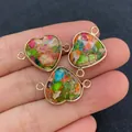 Detalle macro de tres colgantes de piedra natural en forma de corazón con bordes dorados - Corazón con textura de piedras trituradas de colores (N.º 4)