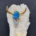 Dettaglio di ciondolo a testa di toro bohémien con pietra blu e corna dorate - Stile Gemma Blu (1)