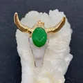 Macro di ciondolo teschio di toro boho con corna dorate e gemma verde intarsiata - Stile Pietra Verde Chiaro (6)