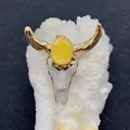 Dettaglio del ciondolo a teschio di toro in acrilico bianco con corna dorate - Stile Pietra Gialla (7)