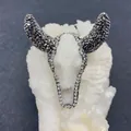 Pendente a testa di mucca dorata con cristalli neri e diamanti su pietra bianca - No. 3 (Bianco con Strass Neri)