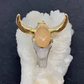 Dettaglio macro del ciondolo a teschio di toro in acrilico con pietra naturale e corna dorate - Stile Pietra Arancione (8)