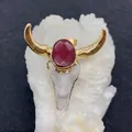 Ciondolo teschio di toro bohémien con pietra rossa su sfondo di cristallo bianco - Stile Pietra Rosso Rubino (11)
