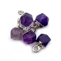 Makro-Detail von fünf facettierten lila Edelstein-Anhängern mit silbernen Kappen für Ketten - 6x11mm / Silber Amethyst