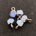 Set mit fünf facettierten Opalsteinen mit silbernen Metallkappen für DIY Schmuckherstellung - 6x11mm / Silber Opal