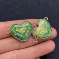 Conector de corazón en piedra natural verde con borde dorado y dos anillos laterales - Estilo Moteado Verde Amarillo (N.º 15)