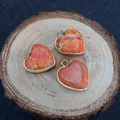 Pendaglio a cuore in turchese arancione naturale con bordo dorato su base in legno - 16x18mm / Stile Arancio Rosso (N. 2)