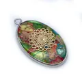 Dettaglio pendente ovale con filigrana mandala dorata e bordo in metallo argentato - Motivo Mandala (1)