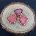 Ciondolo a cuore in pietra naturale rosa con bordo dorato e texture marmorea - 16x18mm / Stile Rosa Marrone (N. 4)
