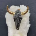 Dettaglio del ciondolo a testa di toro in acrilico con strass neri e corna dorate lucide - Corno d'Oro Strass Nero (Stile 1)