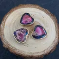 Set di tre ciondoli a cuore in pietra naturale colorata con bordo in metallo dorato - 16x18mm / Stile Viola Blu Vivace (N. 5)