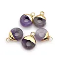 Set van vijf paarse natuurstenen donut hangers met gouden metalen haken op witte achtergrond - Ronde Ring / Amethist