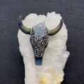 Ciondolo teschio di toro iridescente con gemma blu e strass su pietra bianca - Corno Cangiante Pietra Blu Chiaro (Stile 3)