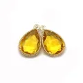 Dettaglio macro di ciondoli a goccia in cristallo giallo sfaccettato con bordo dorato - Taglia 13 / 12x18 Mm 12 G/pezzo (50 Pezzi/confezione)