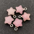 Vue détaillée de cinq pendentifs en pierre naturelle rose en forme d'étoile et bord en métal - Quartz Rose (No. 10) / 13x16mm