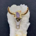 Dettaglio del ciondolo a teschio di bue con pietra ametista e corna dorate - Corno d'Oro Pietra Viola (Stile 7)