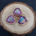 Vista macro di ciondoli in pietra naturale a forma di cuore con bordi dorati su legno - 16x18mm / Stile Minerale Viola Blu (N. 11)