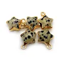 Détails de cinq pendentifs en pierre tachetée en forme d'étoile avec bord doré - 13x16mm / Jaspe dalmatien