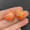 Ciondolo a cuore in pietra imperiale arancione con bordo dorato e gancio superiore - Stile 2