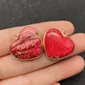 Pendentif cœur en pierre naturelle avec bordure dorée et texture marbrée unique - Style 7