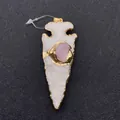 Détail macro du pendentif en pierre naturelle en flèche avec bordure dorée et cristal rose - Pierre Blanche-Incrustation Pierre Rose (N° 8) / 28x73mm