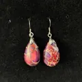 Böhmische Tropfenohrringe mit lila und rosa Naturstein auf schwarzem Hintergrund - Lila-Rosa-Rot