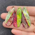 Pendentif goutte en pierre impériale avec fusion colorée sur une main pour la taille - Épissage Rose Émeraude Violet (N°5)