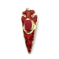 Detalle de un colgante de flecha de resina roja con textura y borde de metal dorado - Rojo Brillante (N.º 2) / 28x73mm