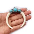 Mondsichelförmiger Kunstknochen-Anhänger mit Türkisen und Strass in der Hand gehalten - Stil 1 (3 Türkise)