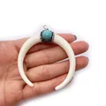 Weißer Halbmond-Anhänger mit Türkis-Inlay und funkelnden Kristallen im Boho-Stil - Stil 2 (1 Türkis)