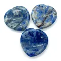 Gros plan de trois pendentifs en sodalite naturelle polie en forme de cœur sur fond blanc - Sodalite (N° 14)