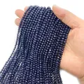 Facettierte Blaufluss-Perlen in Dunkelblau mit funkelnden sternenartigen Details - 2mm / Blauer Sandstein