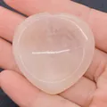 Perle en quartz rose poli en forme de cœur tenue en main pour la taille - 40x40x6mm / Quartz Rose (No. 29)