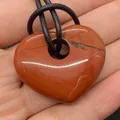 Natuurlijke rode jaspis hartvormige hanger met zwart koord voor DIY-sieraden - 30x35mm (10mm Gat) / Rode Jaspis