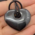 Gepolijste zwarte hematiet hart hanger met centraal gat aan zwart koord - 30x35mm (10mm Gat) / Hematiet