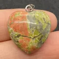 Herzförmiger Unakite Edelsteinanhänger mit natürlichen grünen und orangen Texturen - 20mm / Unakit